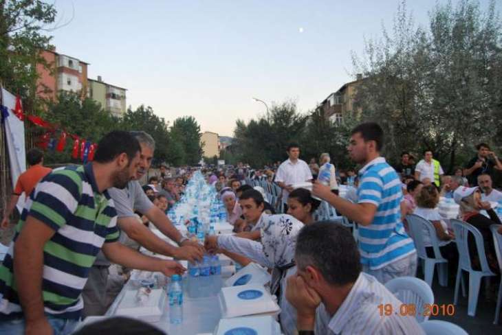 AK PARTİ YENİŞEHİR MAHALLESİNDE İFTAR ÇOŞKUSU